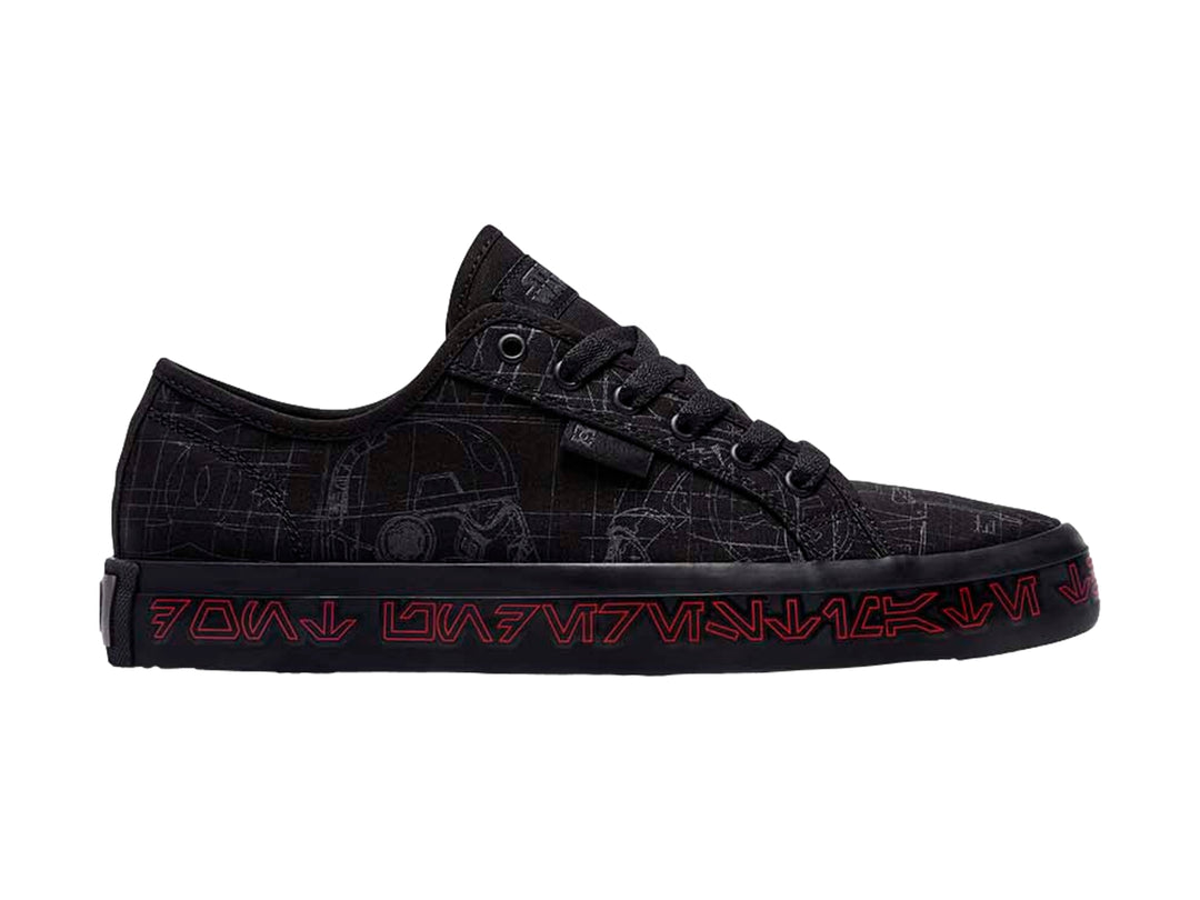Tenis negros DC Shoes con gráficos grises y letras rojas en la suela.