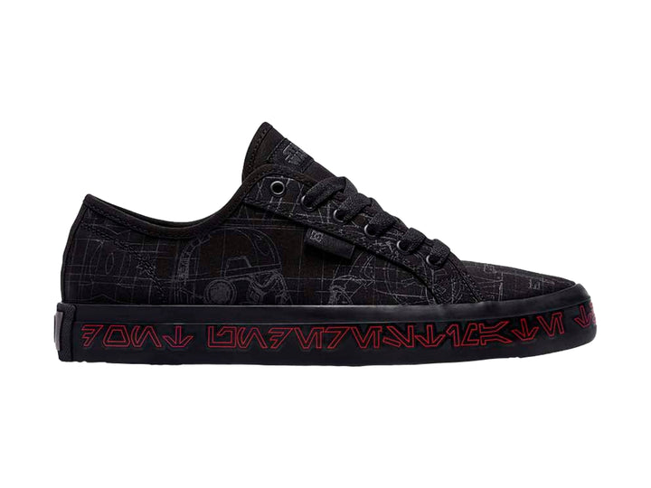 Tenis negros DC Shoes con gráficos grises y letras rojas en la suela.
