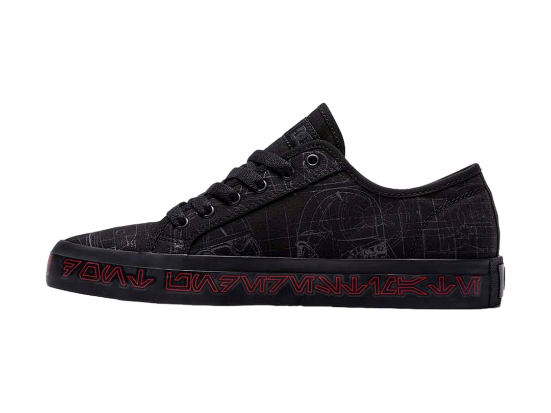 Tenis negros DC Shoes con gráficos grises y letras rojas en la suela.