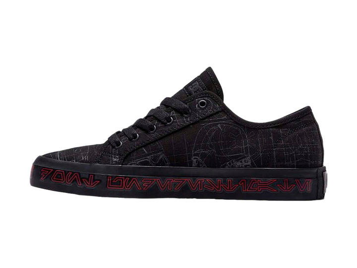 Tenis negros DC Shoes con gráficos grises y letras rojas en la suela.