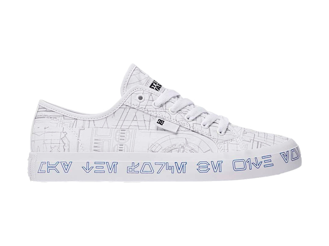 Tenis DC Shoes color blanco con detalles y letras en azul sobre la suela y estampado lineal en el cuerpo.