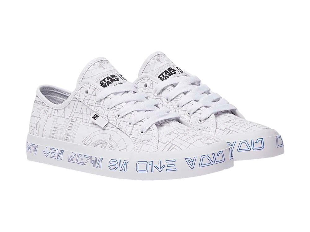 Tenis DC Shoes color blanco con detalles y letras en azul sobre la suela y estampado lineal en el cuerpo.