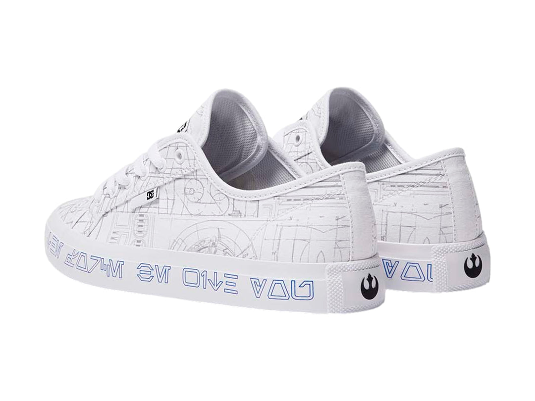 Tenis DC Shoes color blanco con detalles y letras en azul sobre la suela y estampado lineal en el cuerpo.