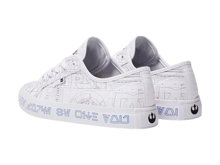 Tenis DC Shoes color blanco con detalles y letras en azul sobre la suela y estampado lineal en el cuerpo.
