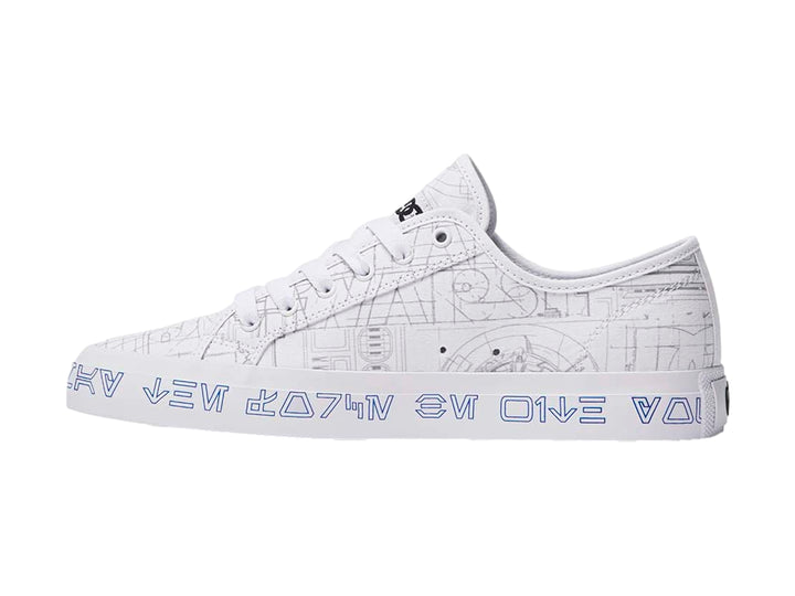 Tenis DC Shoes color blanco con detalles y letras en azul sobre la suela y estampado lineal en el cuerpo.