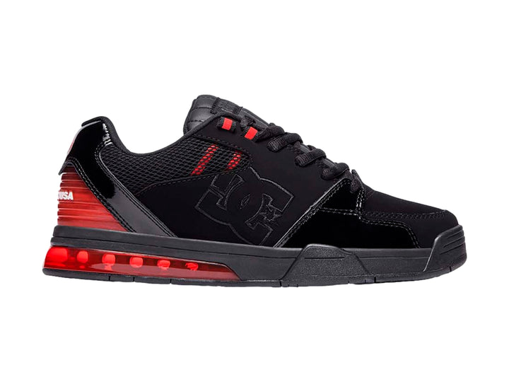 Tenis DC Shoes SW Versatile color negro con detalles y suela en color rojo.