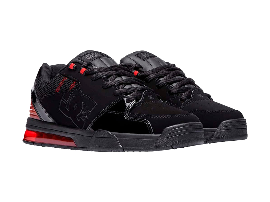 Tenis DC Shoes SW Versatile color negro con detalles y suela en color rojo.