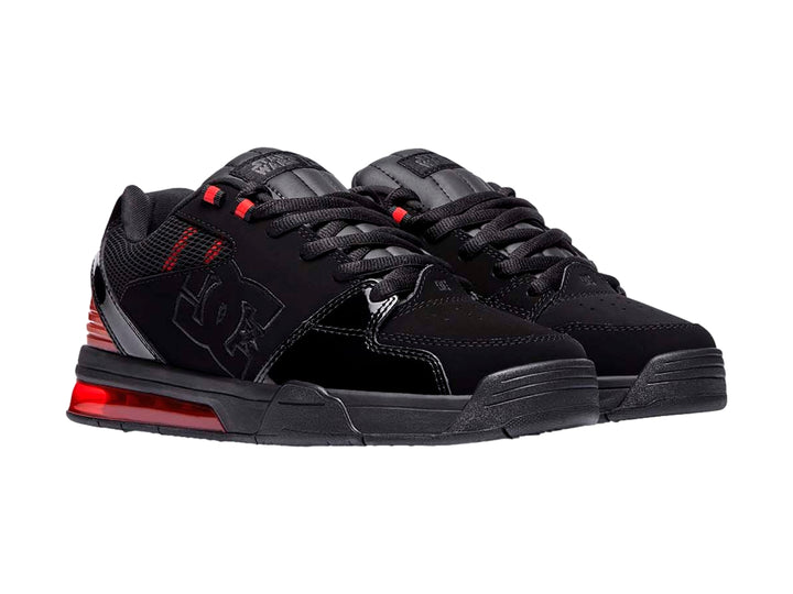 Tenis DC Shoes SW Versatile color negro con detalles y suela en color rojo.