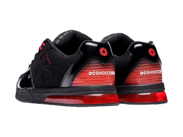 Tenis DC Shoes SW Versatile color negro con detalles y suela en color rojo.