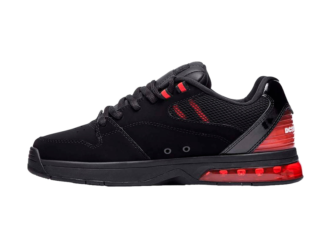 Tenis DC Shoes SW Versatile color negro con detalles y suela en color rojo.