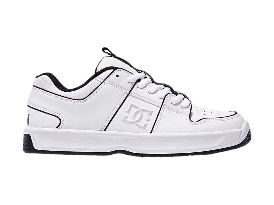 Tenis DC Shoes modelo Lynx Zero en color blanco con detalles lineales en negro y suela blanca.