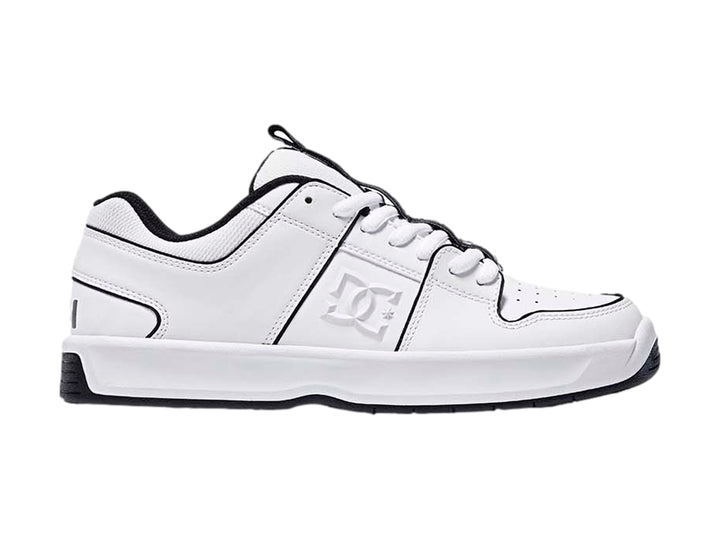 Tenis DC Shoes modelo Lynx Zero en color blanco con detalles lineales en negro y suela blanca.