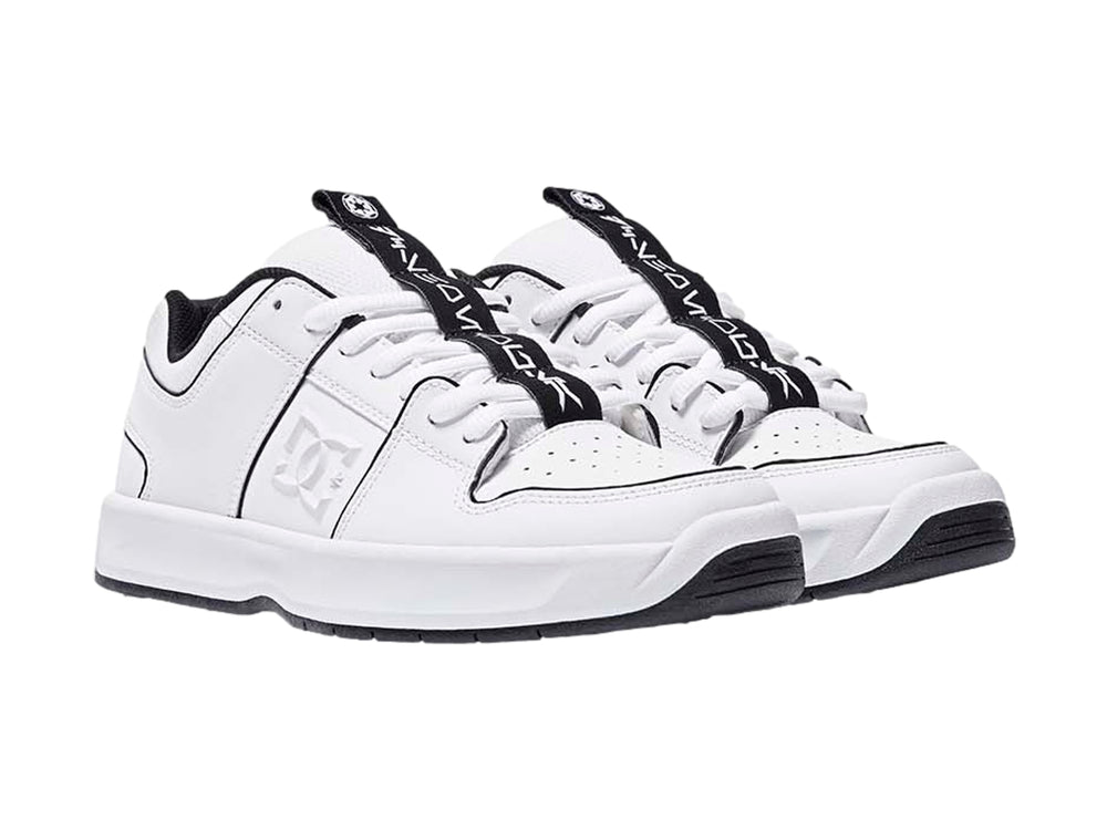 Tenis DC Shoes modelo Lynx Zero en color blanco con detalles lineales en negro y suela blanca.