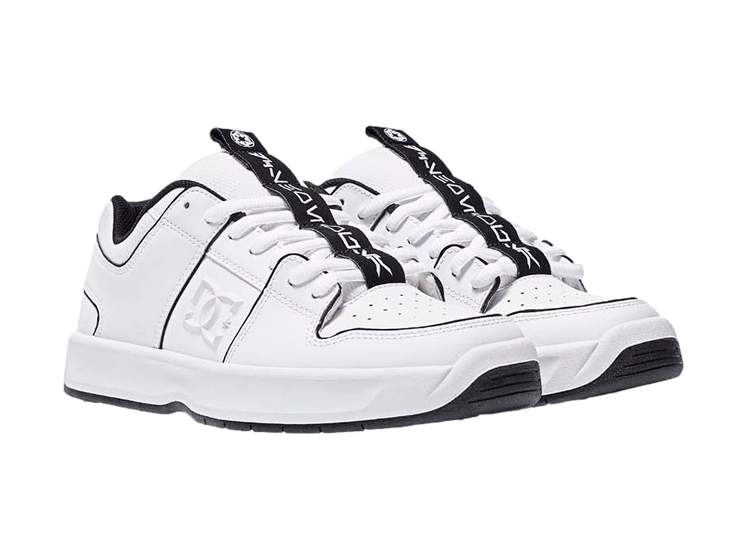 Tenis DC Shoes modelo Lynx Zero en color blanco con detalles lineales en negro y suela blanca.