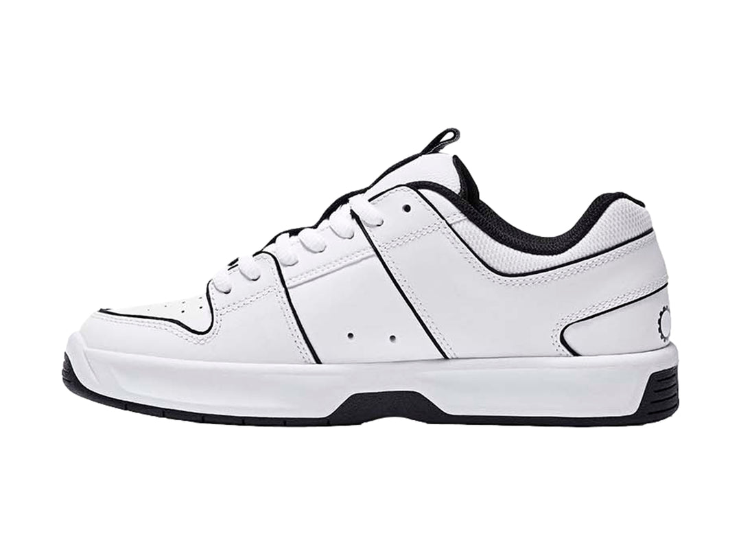 Tenis DC Shoes modelo Lynx Zero en color blanco con detalles lineales en negro y suela blanca.