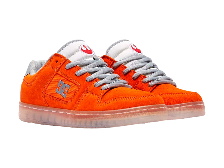 Tenis DC Shoes SW Manteca 4 color naranja con suela transparente y detalles en gris y blanco.