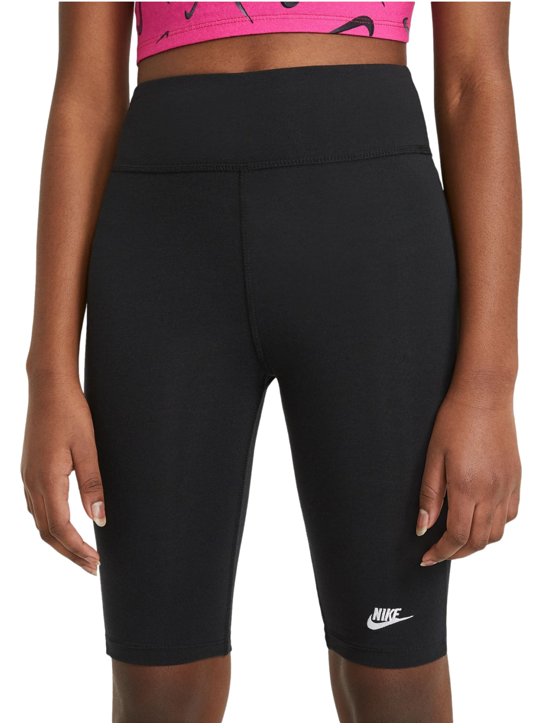 Pantalones cortos deportivos Nike de color negro, ajustados al cuerpo.