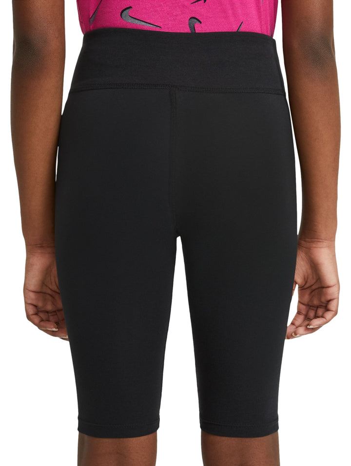Pantalones cortos deportivos Nike de color negro, ajustados al cuerpo.