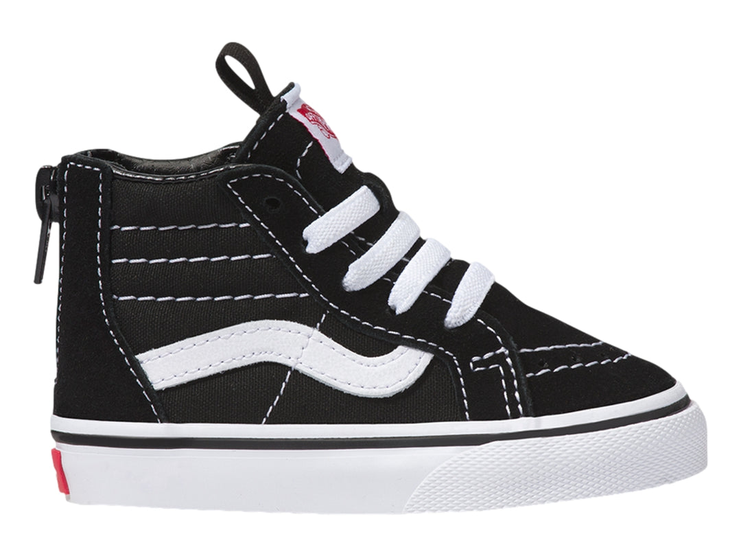 Tenis Vans negros y blancos de bota con agujetas y cierre lateral.