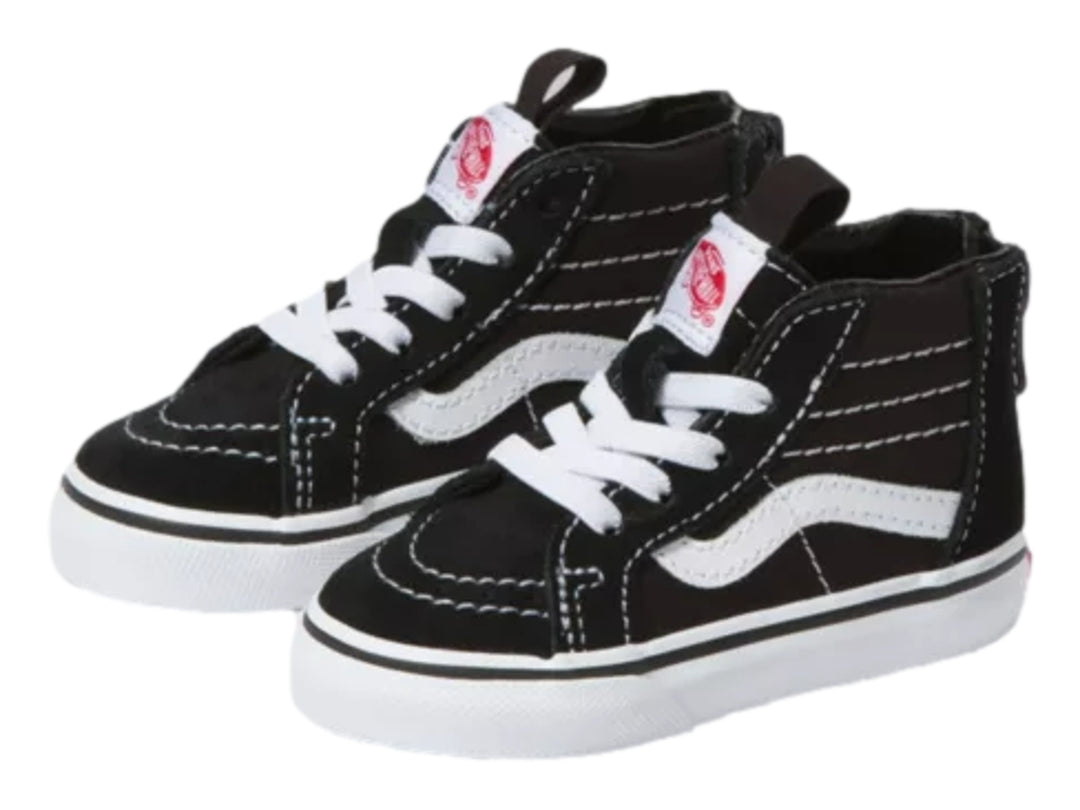Tenis Vans negros y blancos de bota con agujetas y cierre lateral.