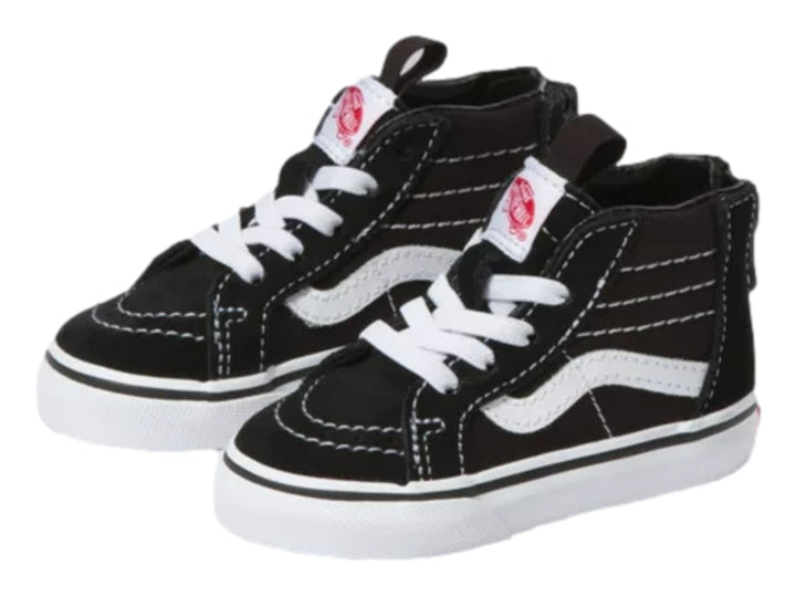 Tenis Vans negros y blancos de bota con agujetas y cierre lateral.