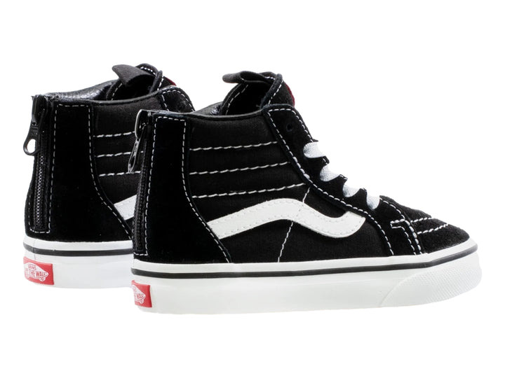 Tenis Vans negros y blancos de bota con agujetas y cierre lateral.