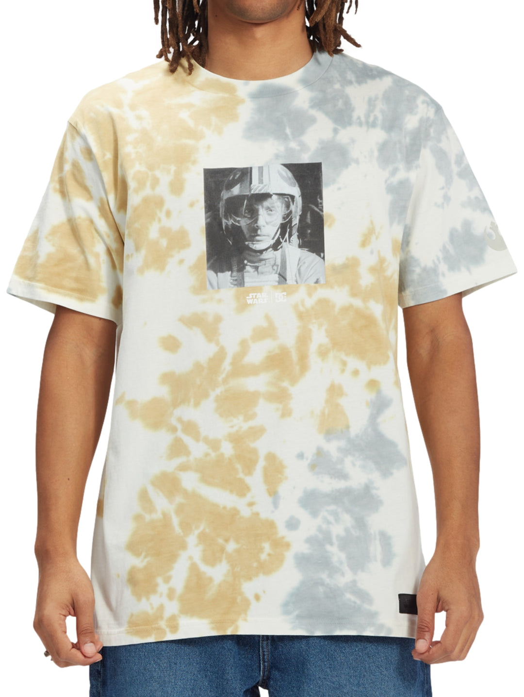 Playera DC Shoes multicolor con efecto tie-dye y estampado frontal de Star Wars.