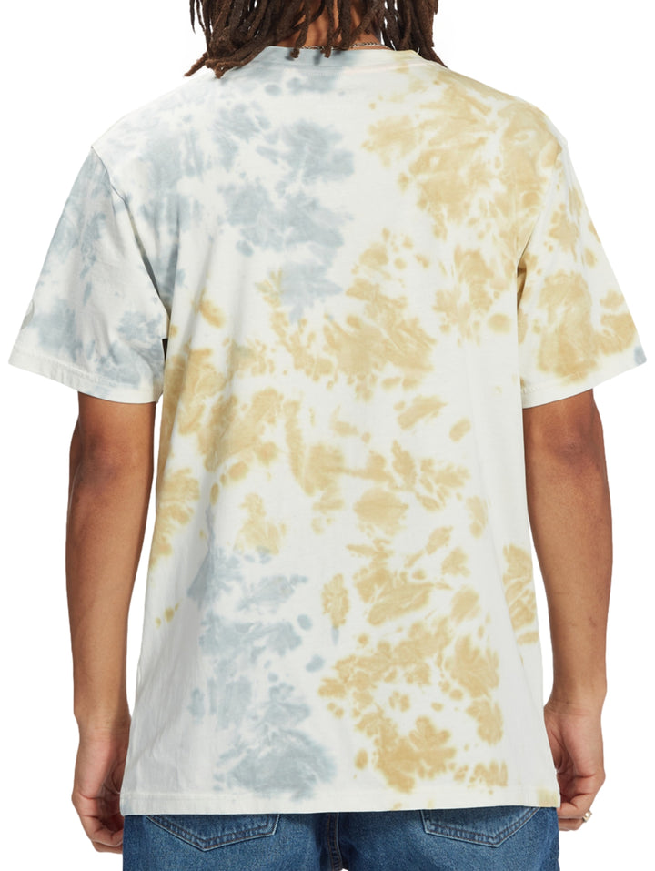 Playera DC Shoes multicolor con efecto tie-dye y estampado frontal de Star Wars.