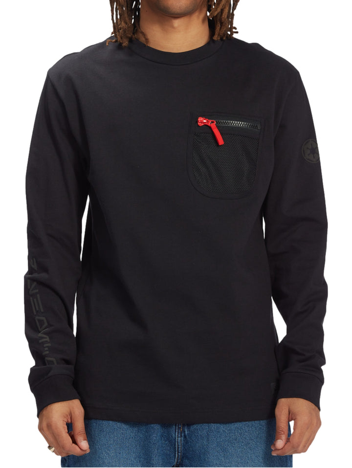 Camiseta de manga larga color negro con un pequeño bolsillo frontal y detalle de cierre en color rojo.