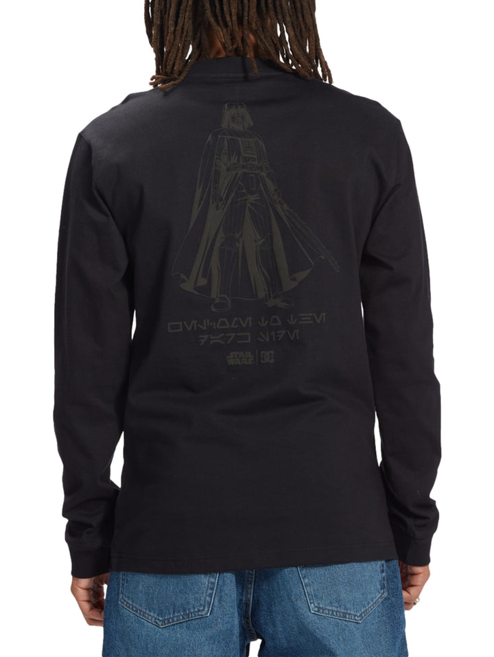 Camiseta de manga larga color negro con un pequeño bolsillo frontal y detalle de cierre en color rojo.