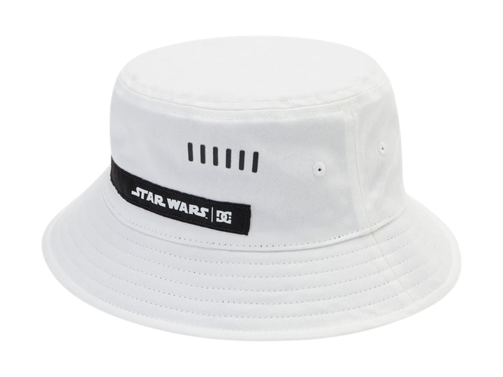 Sombrero tipo bucket color blanco con banda negra que incluye los logos de Star Wars y DC Shoes.