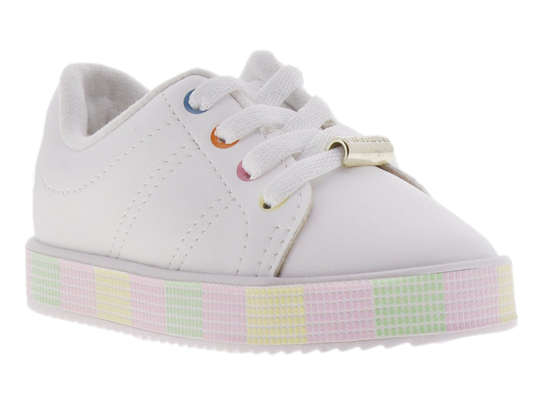 Tenis blancos para niña con suela a cuadros en colores pastel y cordones blancos.
