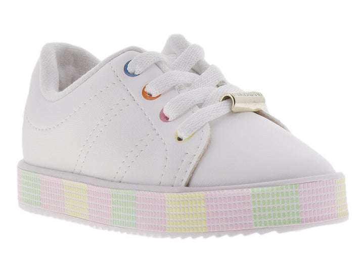 Tenis blancos para niña con suela a cuadros en colores pastel y cordones blancos.