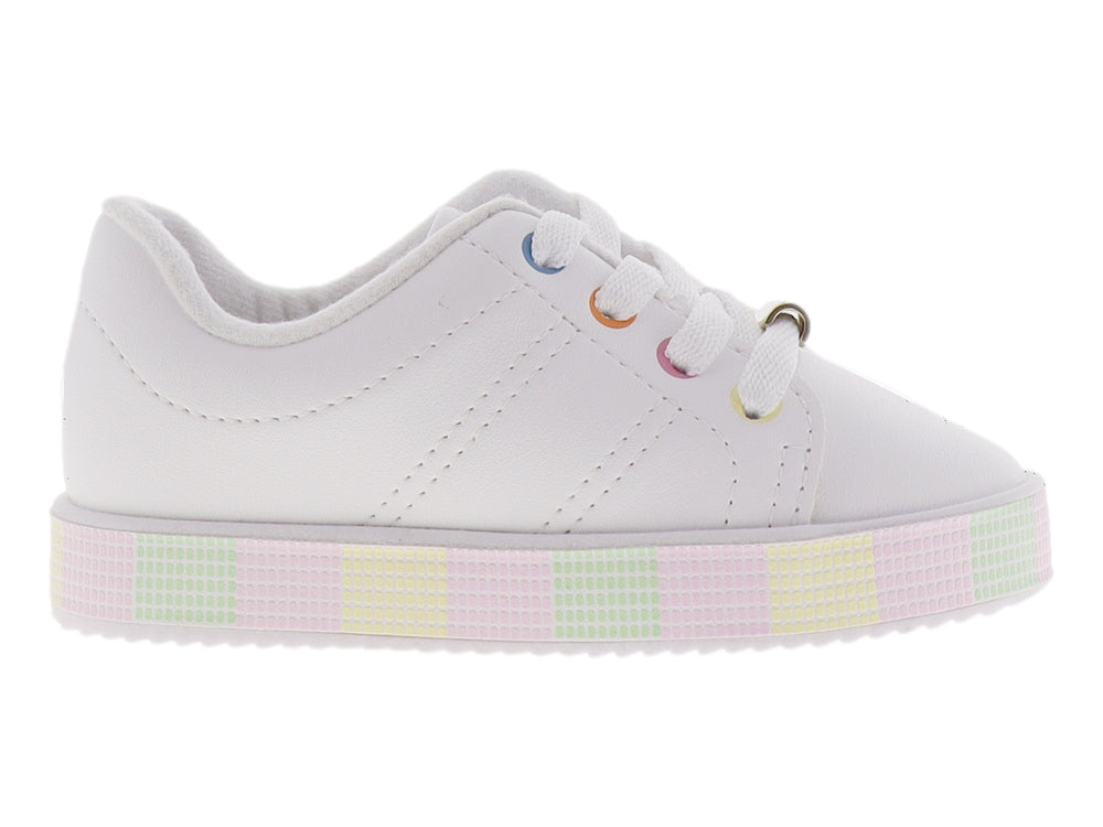 Tenis blancos para niña con suela a cuadros en colores pastel y cordones blancos.