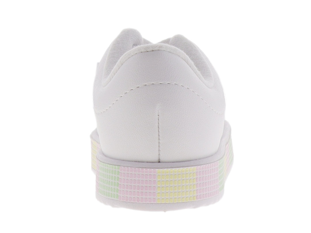 Tenis blancos para niña con suela a cuadros en colores pastel y cordones blancos.