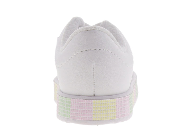 Tenis blancos para niña con suela a cuadros en colores pastel y cordones blancos.