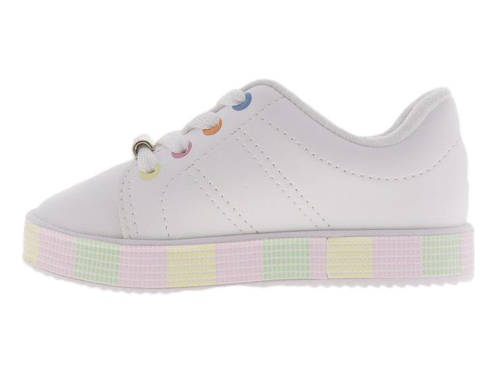 Tenis blancos para niña con suela a cuadros en colores pastel y cordones blancos.