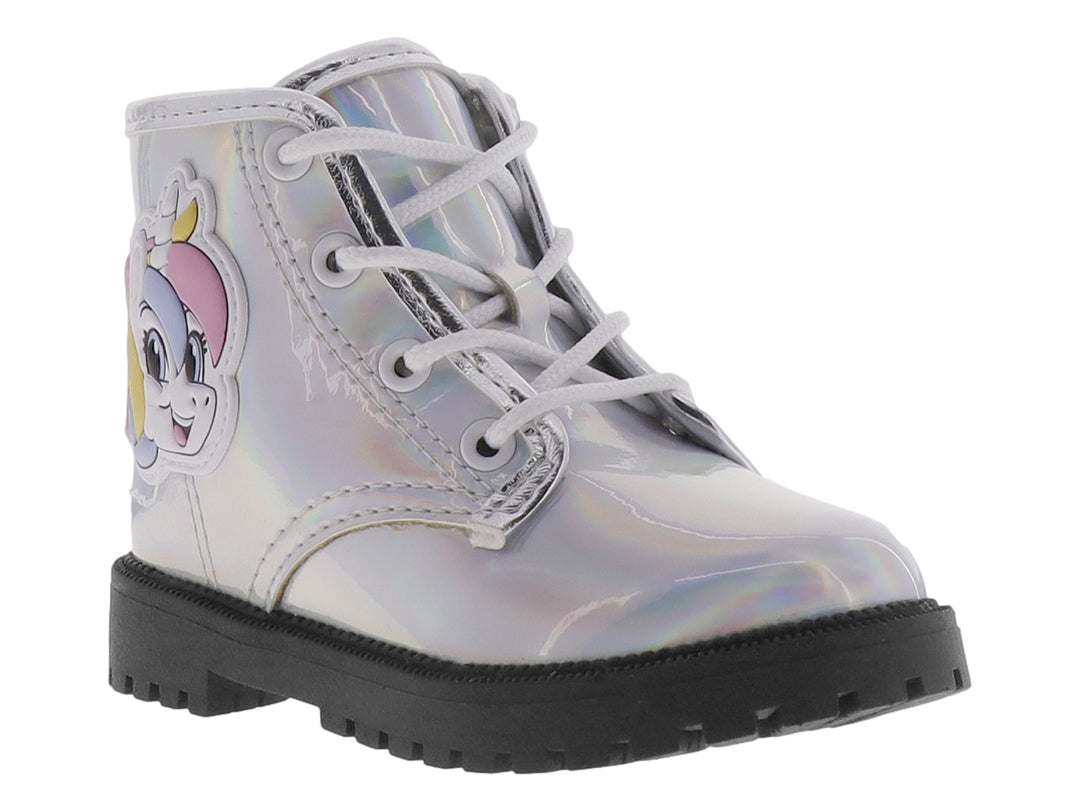 Botín infantil color plata metálico con suela negra track y cordones blancos.