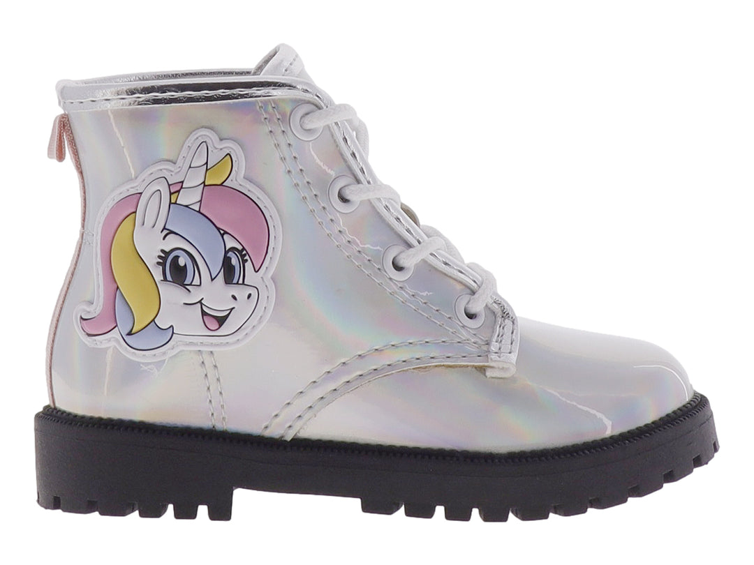 Botín infantil color plata metálico con suela negra track y cordones blancos.