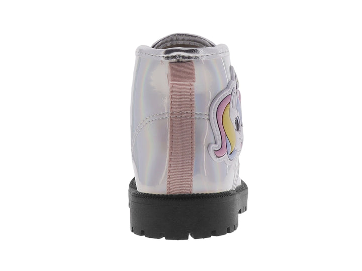 Botín infantil color plata metálico con suela negra track y cordones blancos.