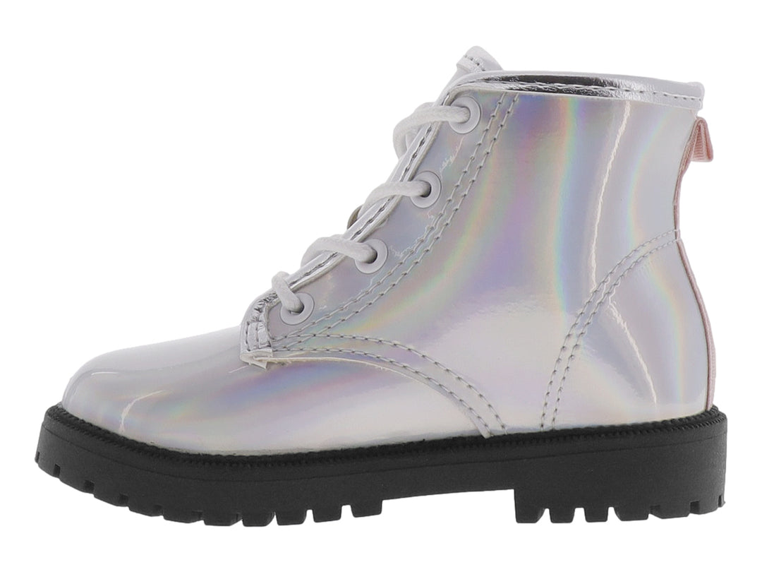 Botín infantil color plata metálico con suela negra track y cordones blancos.
