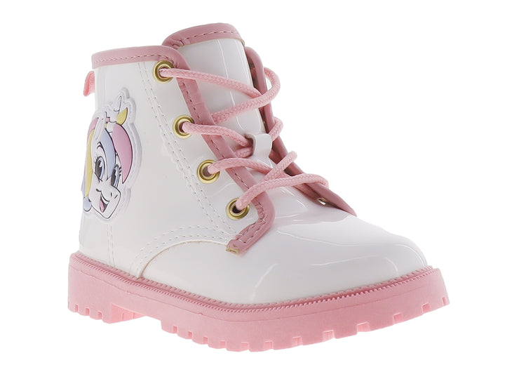 Bota infantil blanca de material brillante con suela y cordones en color rosa.