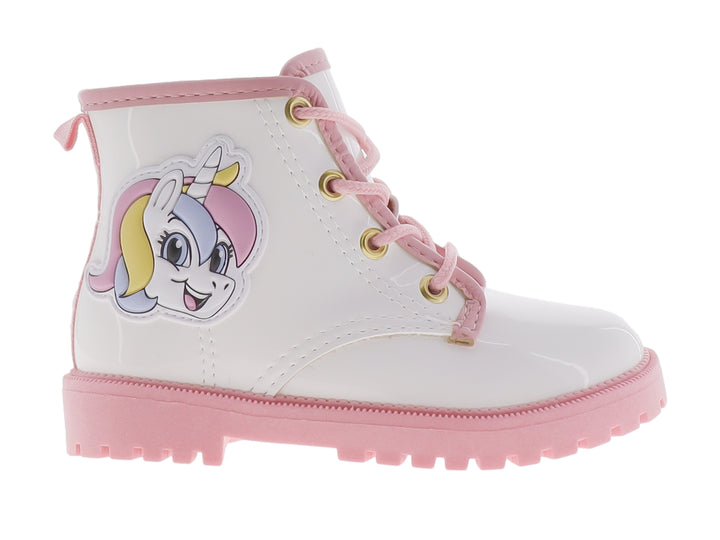 Bota infantil blanca de material brillante con suela y cordones en color rosa.