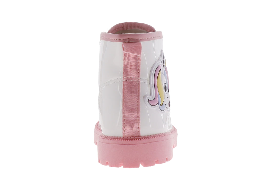 Bota infantil blanca de material brillante con suela y cordones en color rosa.