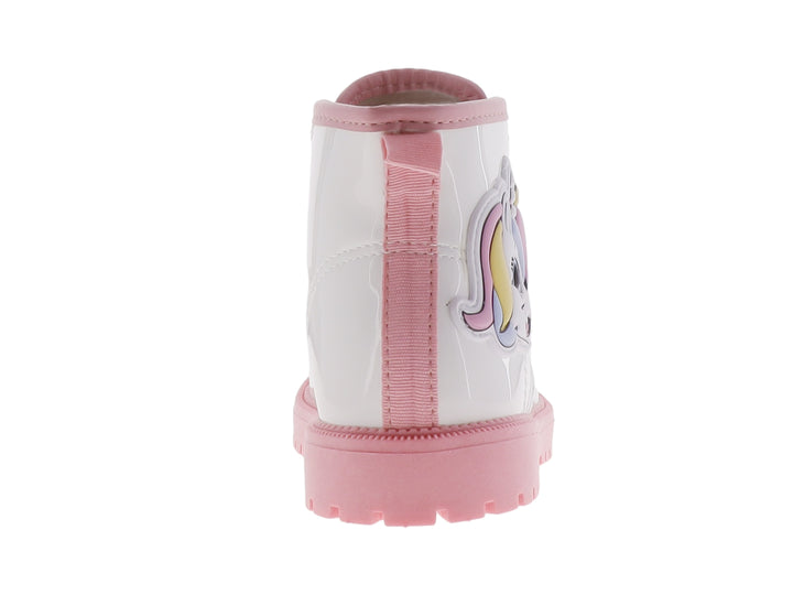Bota infantil blanca de material brillante con suela y cordones en color rosa.