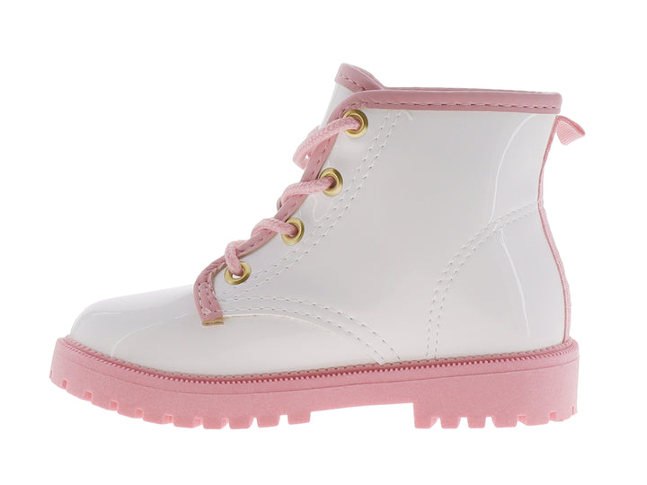 Bota infantil blanca de material brillante con suela y cordones en color rosa.