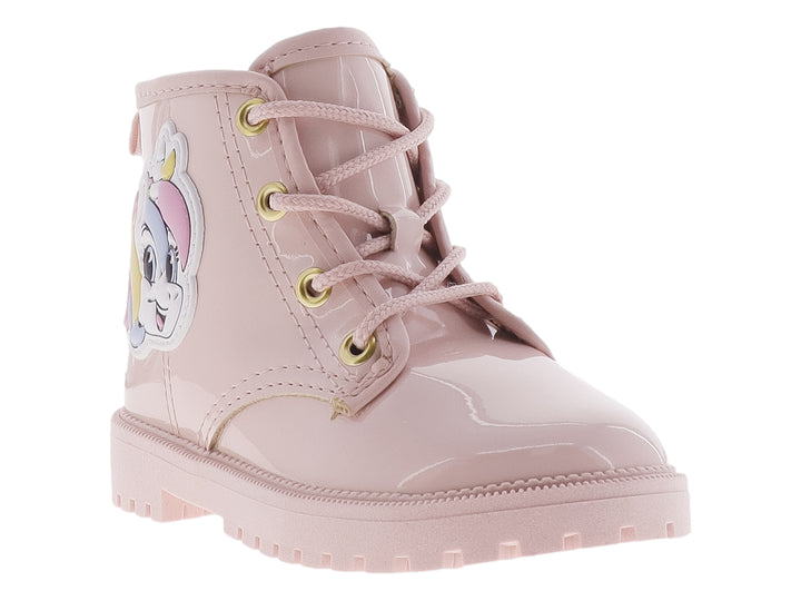 Bota infantil de color rosa brillante con acabado en charol, agujetas y un personaje decorativo en el lateral.