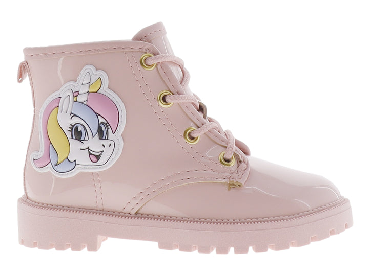 Bota infantil de color rosa brillante con acabado en charol, agujetas y un personaje decorativo en el lateral.