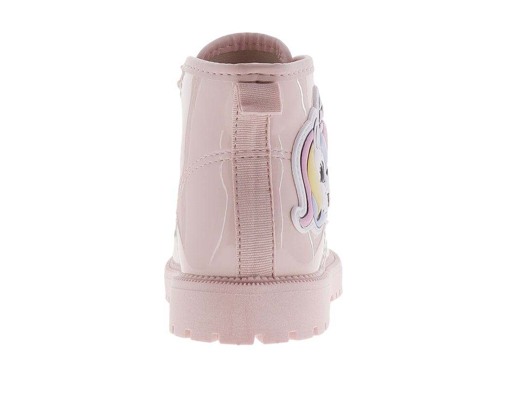 Bota infantil de color rosa brillante con acabado en charol, agujetas y un personaje decorativo en el lateral.