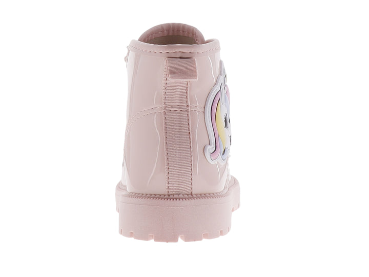 Bota infantil de color rosa brillante con acabado en charol, agujetas y un personaje decorativo en el lateral.